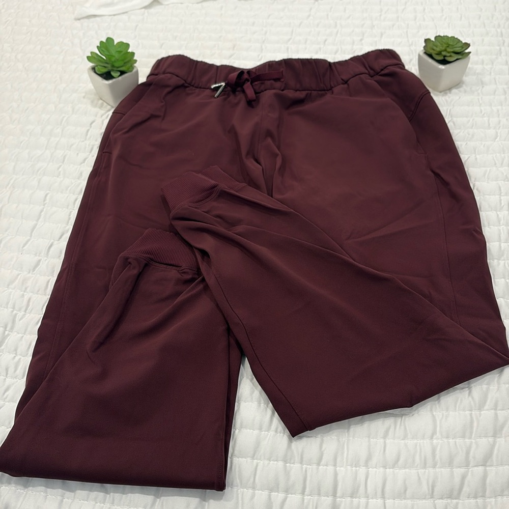 Lululemon On the Fly Jogger, size 6